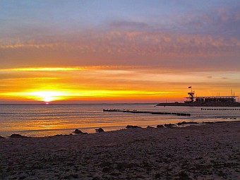 Sonnenuntergang am Strand mit Blick auf die »Marina Glowe«