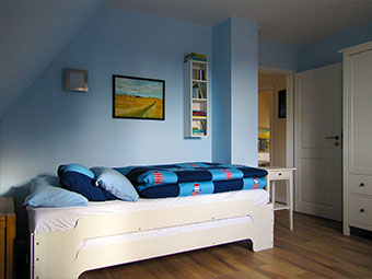 Ein Schlafzimmer im Dachgeschoss mit Stapelbett
